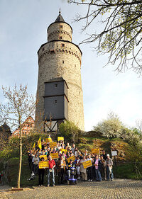 Vor dem Wahrzeichen der Stadt Idstein, dem sogenannten "Hexenturm" mit Plakaten