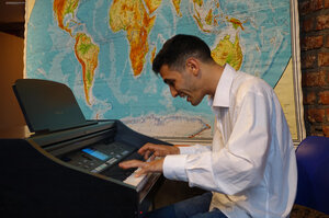 Pianist Aeham Ahmad am Klavier