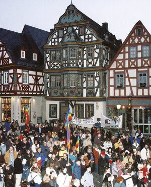 Aufnahme von Demonstration auf dem Idsteiner König-Adolf-Platz gegen